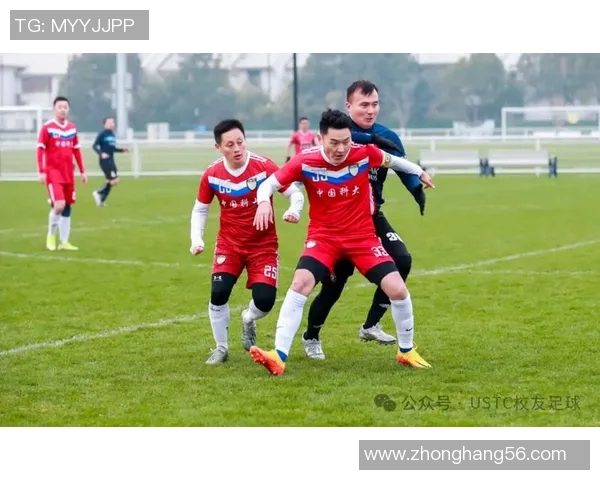 足球场上的友谊与欢笑:互相嬉戏的明星球员们的精彩瞬间 足球场上的友谊与欢笑:互相嬉戏的明星球员们的精彩瞬间