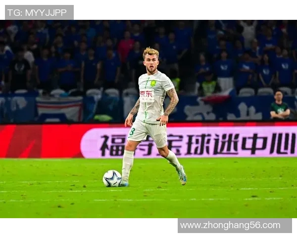 最火足球明星展现霸气步伐引领赛场风潮与球迷热情共鸣